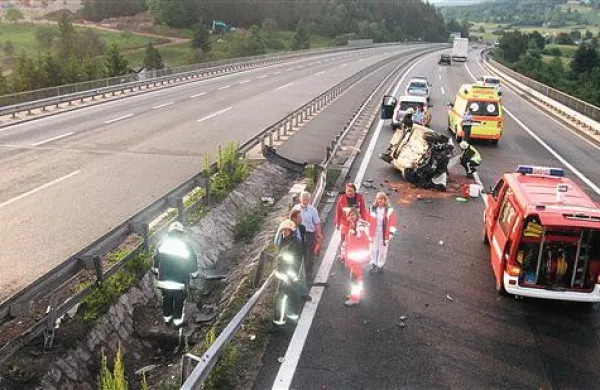 69-letni voznik iz Radovljice je na avtocesti pri Uncu z osebnim avtomobilom trčil v odbojno ograjo