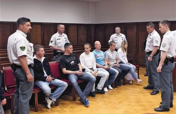 S priznanjem so si obtoženi včeraj zagotovili milejše kazni, kot bi jih dobili ob koncu dolgotrajnega sojenja