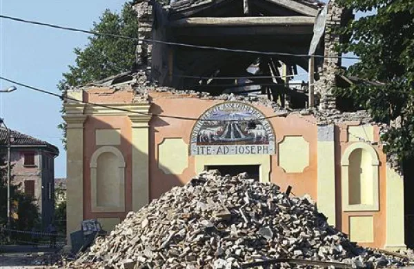 Poškodovana cerkev v kraju San Felice sul Panaro 