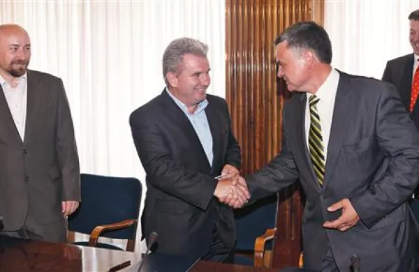 V roke so si segli (z leve)  Zoran Petrovič, Andrej Vizjak in  Radivoj Urosevič