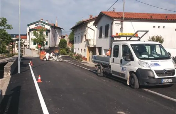 Na Lascu   so poleg vodovoda in kanalizacije zgradili tudi pločnik, obnovili   vodovodne priključke  ter postavili  nove ulične svetilke
