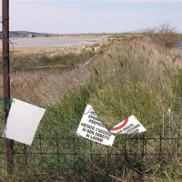Uničena ovira z opozorilnimi tablami ob Drnici
