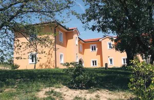 Poseganje v  občinski odlok    vpliva   na pridobivanje novih in spremenjenih gradbenih dovoljenj. Novih  ni več moč dobiti že zaradi ravnanja ustavnega sodišča, a gladka ne bo več niti  pot do spremenjenih, ki naj bi ju potrebovali   Turistična kmetija Bužekijan in  objekt Terapevtske skupnosti Drevo življenja na Medljanu (na fotografiji).          