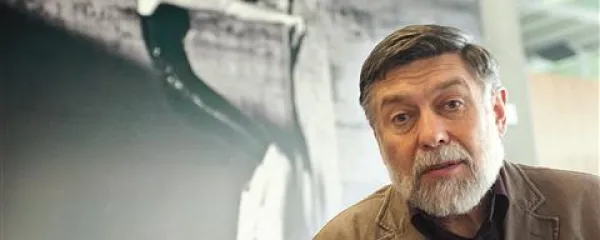 Intervju z dr. Petrom Krečičem je  potekal v avli ene od ljubljanskih bank  