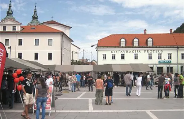 Zaposlitveni sejem v Postojni je skušal nezaposlenim predstaviti nove možnosti 