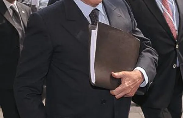 Nekdanji italijanski premier Silvio Berlusconi ne izključuje izstopa Italije iz evro območja