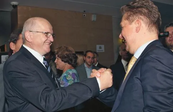 Marjan Eberlinc (levo) in Aleksej Miller sta se prisrčno pozdravila, Eberlinc pravi, da ju povezuje tudi slovanska duša 