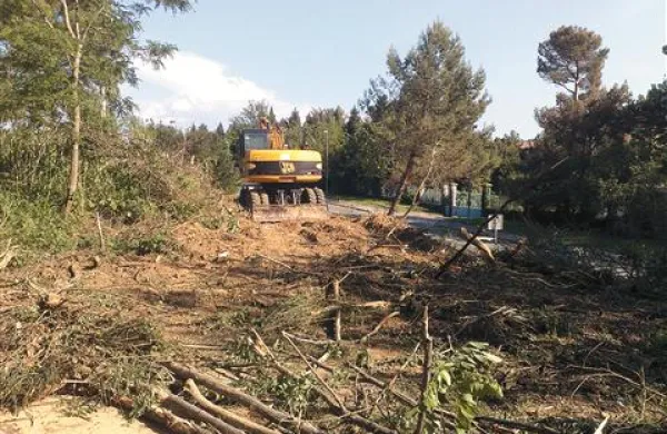 Za zdaj še ni povsem jasno, kdo je lastnik zemljišča in kaj namerava z njim