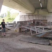 Opremo skejt parka so odložili pod mostom na Srminu 