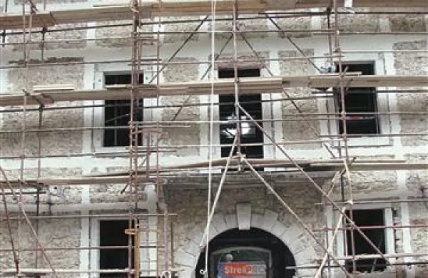 Podoba stranskega vhoda v rezidenčno poslopje v teh dneh
