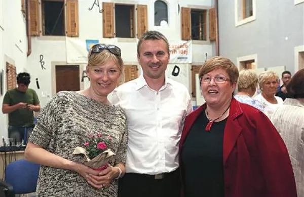 Uvodni večer Festivala Anabdi so krojili (z leve) moderatorka Nataša Benčič,   direktor Središča Rotunda Bojan Mevlja in gostja Jadranka Vrh Jermančič