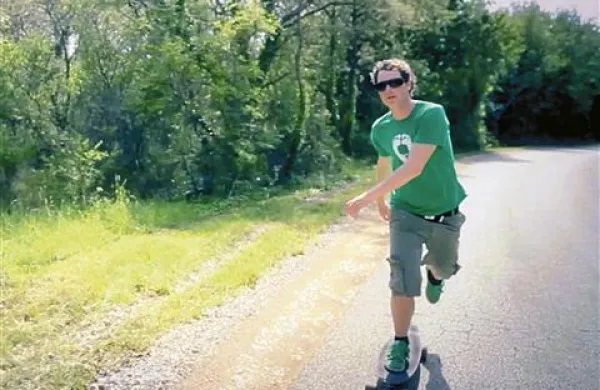 Jure Majhen na long boardu nekje med Koprom in Puljem