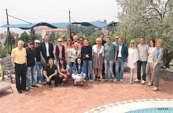 Takole so za “gasilsko fotografijo” ob bazenu restavracije Tomi pozirali sodelujoči in prireditelji letošnjih  Melodij morja in sonca   