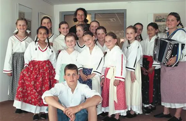 Otroška folklorna skupina Valček z Osnovne šole Koper