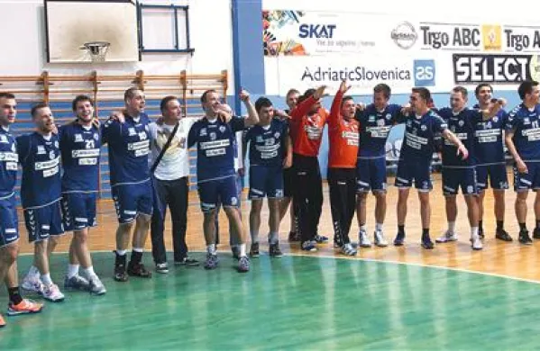 Veselje izolskih rokometašev po zmagi nad Šmartnim, s katero so si zagotovili obstanek v 1. A DRL