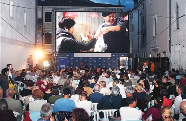 Letni kino na Manziolijevem trgu je bil ob koncu tedna poln -  tako kot na otvoritveni projekciji 
