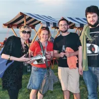 Delček Cine Citiyja na Kino Otoku: mlada srbska filmarja  Marko Grba Singh (desno) in Stefan Ivančić v družbi koordinatorke festivalskega programa Mateje Zorn in  Nataše Benčič, botre filma Preprosto življenje.  