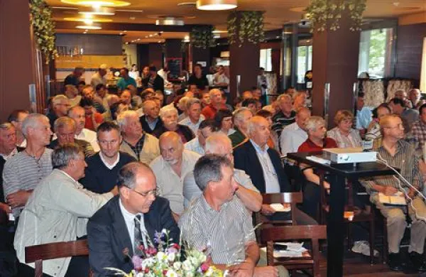 Sobotnega občnega zbora Združenja agrarnih skupnosti Slovenije so se udeležili tudi predstavniki Zavoda za gozdove Slovenije, državnega sveta, združenja AS v Italiji in drugi