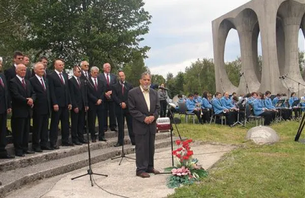 Nihče ne more izbrisati tragičnih dogodkov izpred 70 let. Nihče ne more zmanjšati njihovega pomena, je dejal slavnostni govornik Ciril Zlobec.