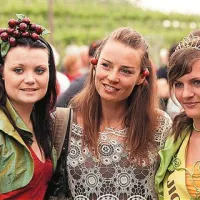Tina Maze v sredini s kraljico češenj Polono Makorič (levo) in kraljico rebule Jano Drnovšček 