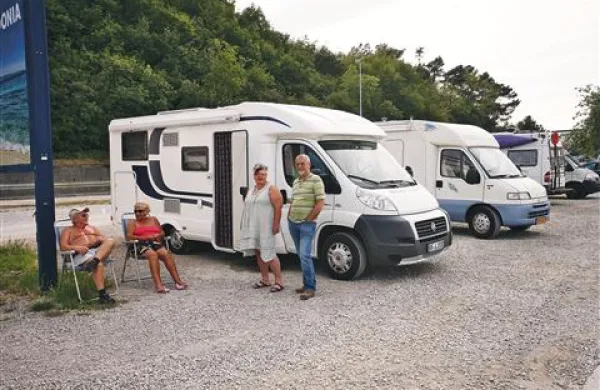Ker Koper nima urejenega parka za avtodome, se ti ustavijo kar na parkirišču v Žusterni 
