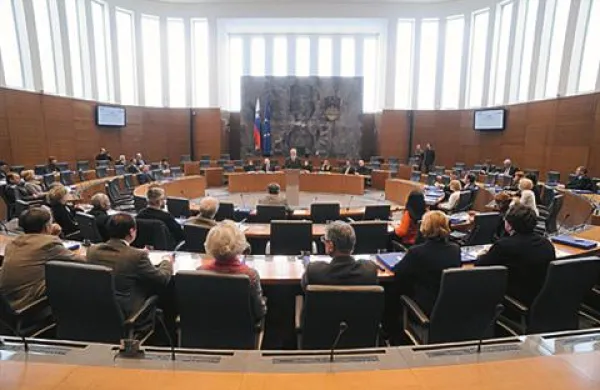 Če bo omenjeni predlog potrdil tudi državni zbor, bo PS od julija do decembra letos mesečno prejemala dobrih 55.023 evrov, SDS pa 50.712 evrov