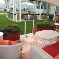 Na eni od ladijskih palub Celebrity Silhouette so zasadili naravno travo in uredili podeželski klub