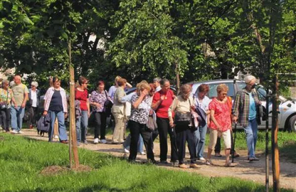 Goriško osteološko društvo je v grajskem vrtu v Ozeljanu pripravilo tradicionalno srečanje članic