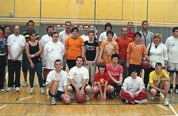 Tudi košarkaška žoga je lahko medij, prek katerega osnovnošolci in srednješolci vzpostavijo stik z uporabniki VDC in jih sprejmejo v svoje okolje