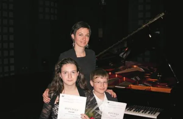 Mlada pianista Vid in Maja Ibic s svojo učiteljico Valentino Češnjevar