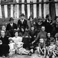 Med izgnanci v kraju  Caprin Veronese (1943): noseča Štefanija Fabec s sinom (prva z leve), teta Jožefa (za njo) in tašča Ana Fabec (četrta z leve)