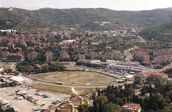 Steza za gokart po mnenju občinskega vodstva in krajanov ne spada v središče naselja