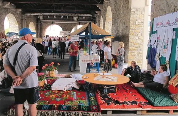 Na klepetu okoli sofre
