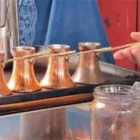 Kavo iz bakrenih džezvic so postregli v porcelanastem fildžanu
