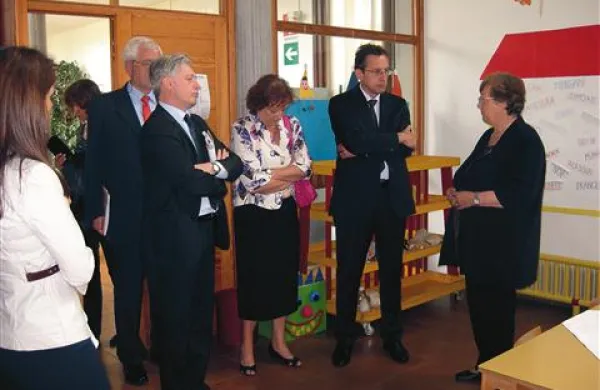 Minister Žiga Turk je ravnateljici dvojezične šole v Špetru Živi Gruden (desno) obljubil pomoč države Slovenije