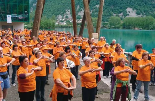 Približno 300 članov društva Šola zdravja je  na vseslovenskem srečanju telovadilo ob mostarskem jezeru