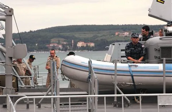 V Koper so včeraj pripluli tudi hrvaški (levo) in albanski mornarji
