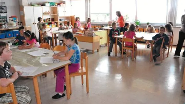 Pred sedmimi leti je bilo v sežanski osnovni šoli komaj dovolj otrok za tri oddelke prvega razreda, sedaj so trije oddelki skoraj polni