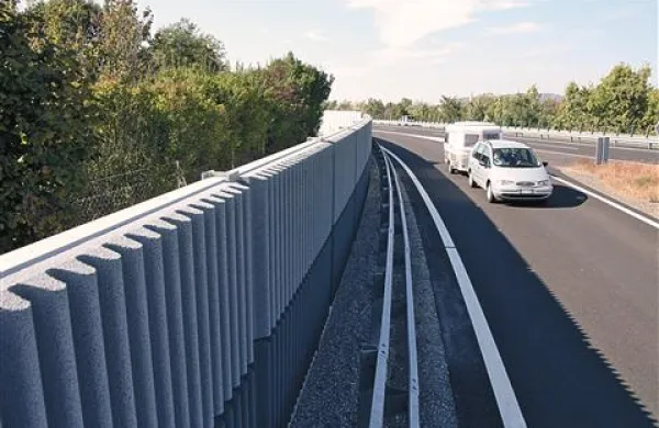 Projekt se je vlekel več kot dve leti, sredi junija pa bodo na protihrupno ograjo (levo) končno začeli postavljati panele. Zagotovljene odkupne cene za elektriko pa medtem padajo ...
