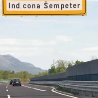 Projekt se je vlekel več kot dve leti, sredi junija pa bodo na protihrupno ograjo (desno) končno začeli postavljati panele. Zagotovljene odkupne cene za elektriko pa medtem padajo ...