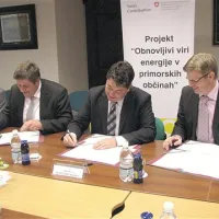 Pogodbe so včeraj podpisali (z leve) direktor agencije Golea Rajko Leban, župan Milan Turk in direktor Adriaplan Boštjan Žiberna 