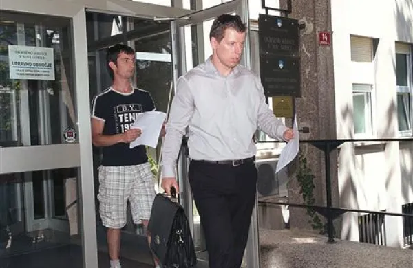 Damjan Volf je v imenu zaposlenih včeraj na novogoriškem okrožnem sodišču vložil predlog za stečaj Primorja