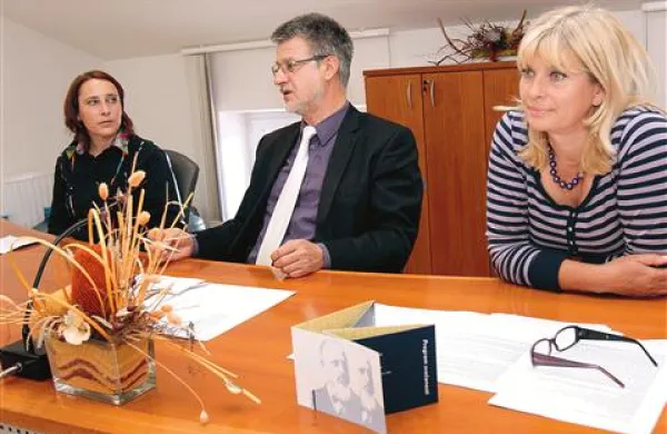 Letošnjo nagrajenko so predstavili (z leve) dr. Barbara Ivančič Kutin, Danijel Božič in Vladislava Navotnik