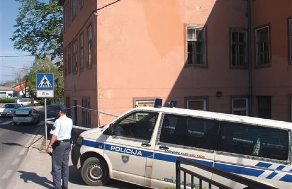 V zapuščenem hotelu Lovec so policisti in kriminalisti zaman iskali morebitne sledi