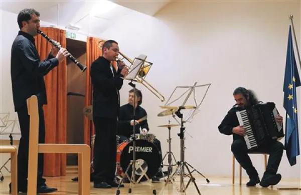 Na koncertu učiteljev Glasbene šole Tolmin je navdušil tudi nastop ad hoc sestavljenega benda (Aleksander Ipavec, harmonika, Stojan Milinković, klarinet, Mitja Tavčar, tolkala in Matija Mlakar, pozavna) 