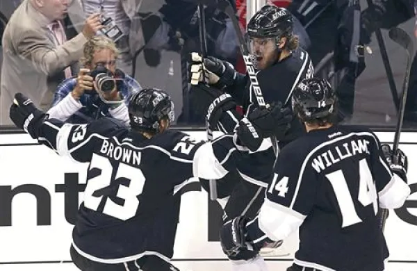 Hokejisti Los Angeles Kings, pri katerih blesti Hrušičan Anže Kopitar, niso izkoristili prve priložnosti za osvojitev severnoameriškega prvenstva NHL