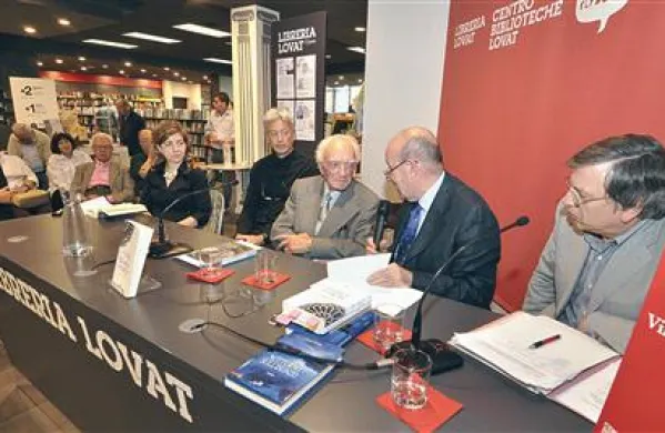O zbirki esejev Alojza Rebule Da Nicea a Trieste so ob avtorju (v sredini) spregovorili še (z leve) Nadja Roncelli, Alessandro Mezzena Lona, Elvio Guagnini in Ivo Jevnikar.  