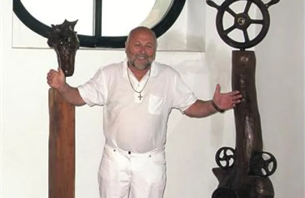 Jordan Dvorski  med svojimi stvaritvami v štanjelskem Kvadratnem stolpu
