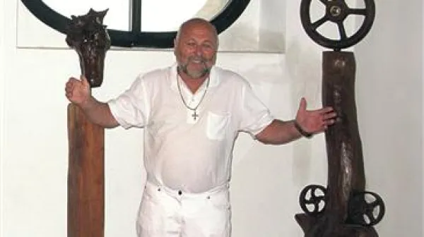 Jordan Dvorski  med svojimi stvaritvami v štanjelskem Kvadratnem stolpu