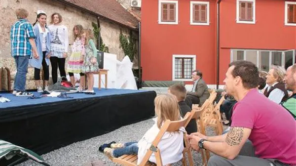 Problemi in veselje družinskega življenja so rdeča nit zadnje predstave mladih  gledališčnikov iz Povirja